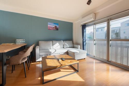 Max 9 people 8 minutes from Shibuya 5 minutes from Shinjuku 1 minute from Harajuku 4 minutes walk from the station Room Sakura