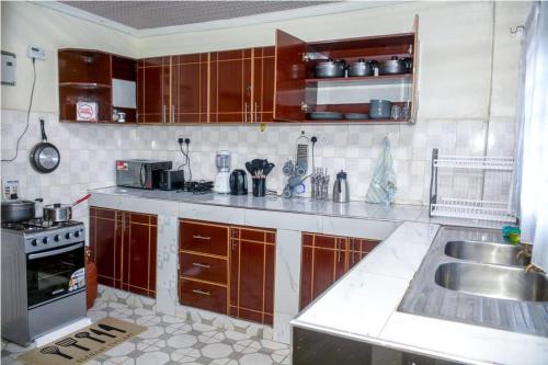 廚房, Shanvin Homes - 2 bedroom Apartment near Rupa Mall, Noble Hotel,Poa PLace & Key Hospitals in 埃爾多雷特