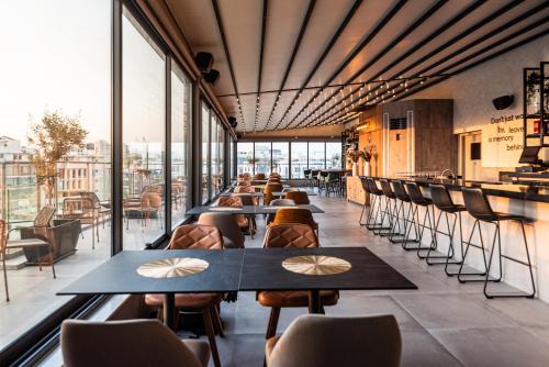 Restaurant, Rise Urban Art Hotel in Larnaca