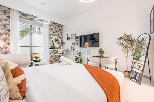 Just Steps Away from Circle Mall, Right Beside a Park, Near Restaurants, Conveniently Close to a Bus Stop, Lumina Vista Residences, Jumeirah Village Circle by Deluxe Holiday Homes, Dubái