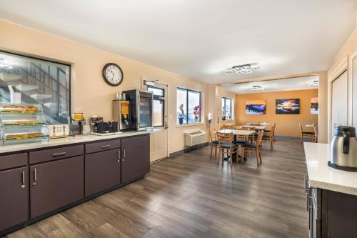 Quality Inn - image 10