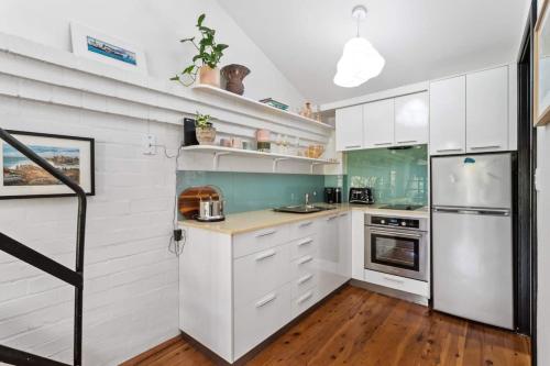 Hidden Garden Loft in Freo Walk to Cafés Park - Tap to explore photos