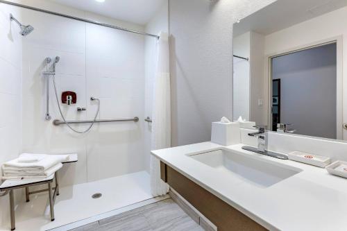 Comfort Suites Scottsdale Talking Stick Entertainment District - image 3