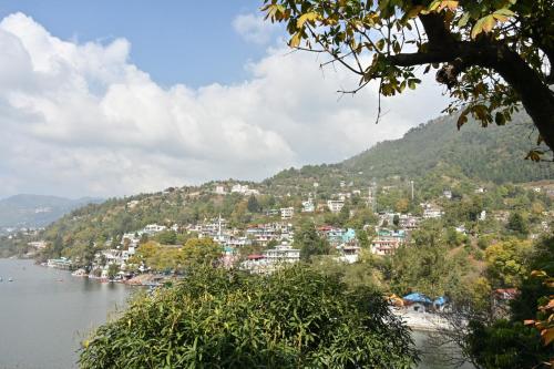 Вид, Joeys by the Lakeside, Bhimtal in Найнітал