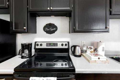 Gaslamp 2bdrm1ba - W Parking & 4 Beds #304 in San Diego, USA