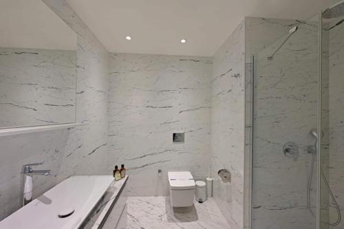 Bright Lovely Modern 2BD25 Condo PoolGym! #220, Стамбул (фото 11)