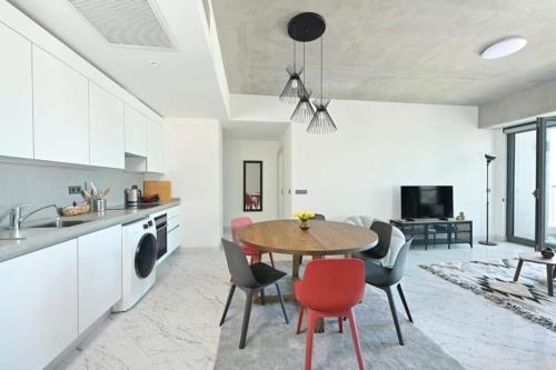 Bright Lovely Modern 2BD25 Condo PoolGym! #220, Стамбул (фото 3)