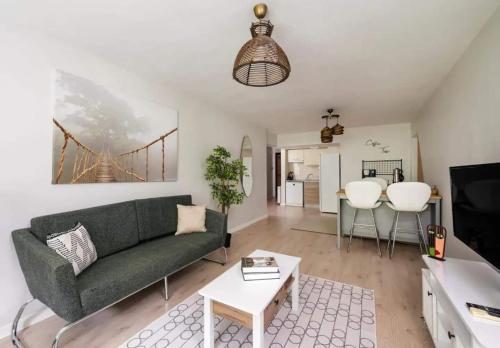 Gorgeous Bright New 2BD Central Home! #212 - image 4