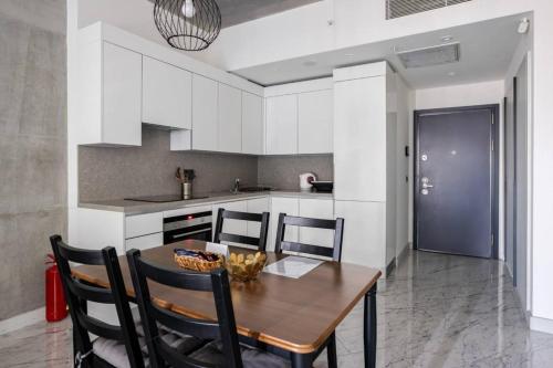 Gorgeous Modern 1BD Condo Views w PoolGym! #255, Istanbul (foto 11)