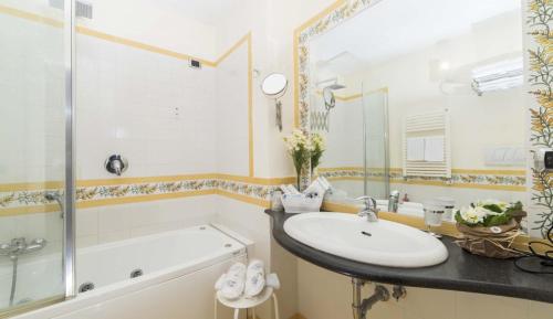 Room, deluxe, 3 beds
