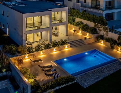 NEW, Luxury Villa for 8 with Heated Pool & Spectacular Sea Views – khách sạn tại Razanj