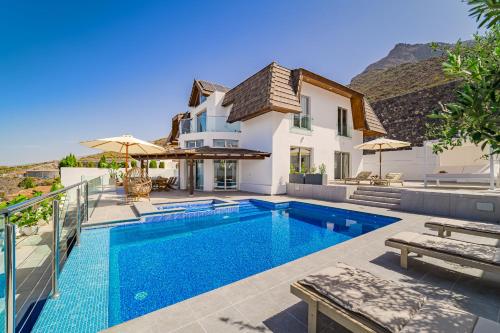 Casa Roque del Mar with private heated pool, jacuzzi and amazing sea views, Adeje