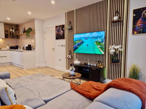 The Cozy Cloud Waterfront Retreat with Parking near Wembley stadium, London