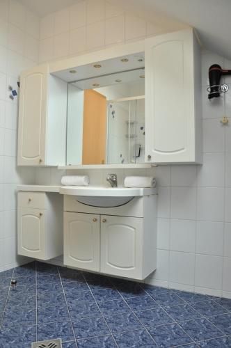 2 bedrooms, 4 beds