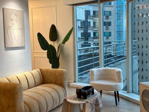 Chic Urban Stay with Balcony & Bathtub in Poblacion, Manila