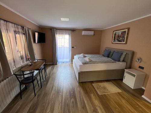 Guest House Lidia with Terrace & Free Parking in Maksimir