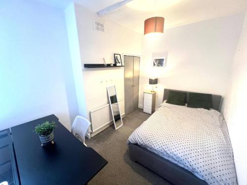 Quiet spacious room in Salford-Samson PLAB, Manchester