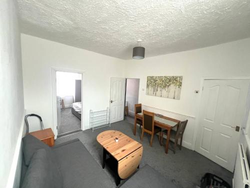 Quiet spacious room in Salford-Samson PLAB, Manchester (photo 2)