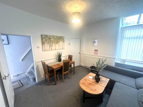 Quiet spacious room in Salford-Samson PLAB, Manchester (photo 4)