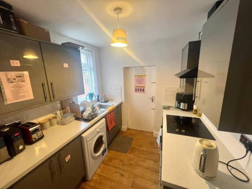 Quiet spacious room in Salford-Samson PLAB, Manchester (photo 6)