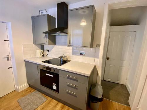 Quiet spacious room in Salford-Samson PLAB, Manchester (photo 8)