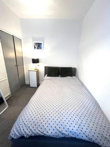 Quiet spacious room in Salford-Samson PLAB, Manchester (photo 10)