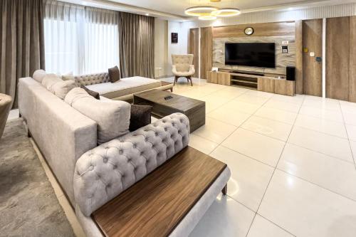 Calm & Classy 2BR - 5 min to Airport