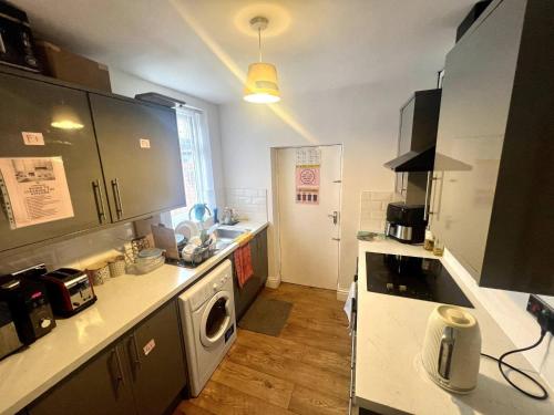 King Size Room To Stay in Salford-Samson PLAB, Manchester (photo 6)