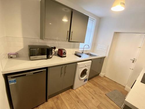 King Size Room To Stay in Salford-Samson PLAB, Manchester (photo 7)