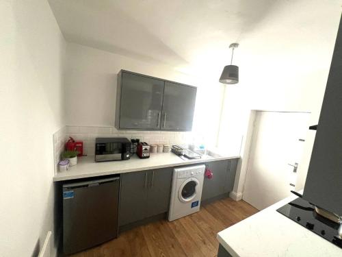 King Size Room To Stay in Salford-Samson PLAB, Manchester (photo 8)
