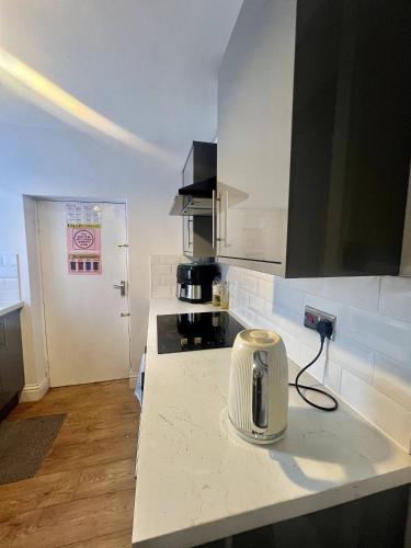 King Size Room To Stay in Salford-Samson PLAB, Manchester (photo 9)