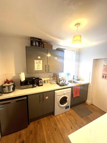 King Size Room To Stay in Salford-Samson PLAB, Manchester (photo 10)