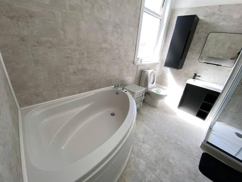 Modern room for short stay in Salford, PLAB Samson, Manchester (photo 10)