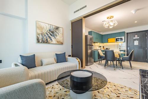 Superhost- 1BR Near Miracle Garden, Pool and Gym, Balcony Arjan, Dubái (foto 2)