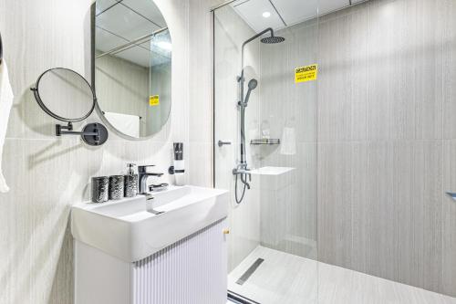 Superhost- 1BR Near Miracle Garden, Pool and Gym, Balcony Arjan, Dubái (foto 9)