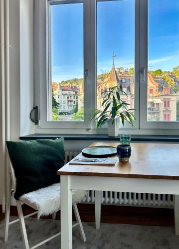 Stylish Solo Sanctuary with Stunning City Views, Zürich (photo 9)
