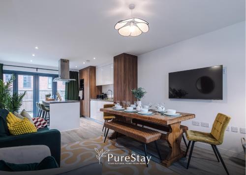BIG MCR 5-bedroom Contractor House Sleeps 8 with Parking by PureStay, Manchester