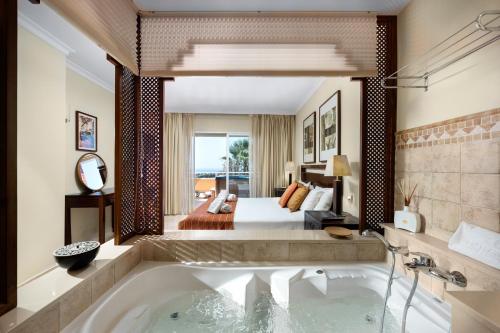 Malibu Mansions by the beach by ALFRESCO STAYS - image 3