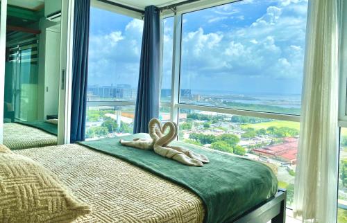 Stunning view staycation near MOA PICC WORLD TRADE CENTER AIRPORT LUNETA PARK MANILA OCEAN PARK QURINO GRANDSTAND