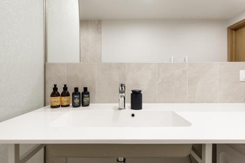 Dreamstay - Trendy Rotermann Quarter Studio with Balcony, Tallin (foto 7)