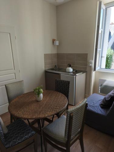 virtuve, Les Chambres de Nelly in Cravant Les Coteaux