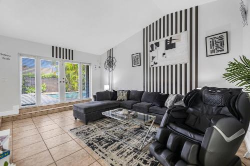 Pool House Escape w Massage Chair Game Room Wi-Fi in Country Club