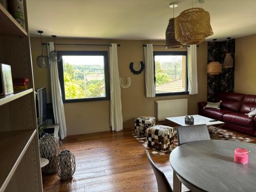 Logements chaleureux dans Maison avec piscine à 35 min de LYON (Logements chaleureux dans Maison avec piscine a 35 min de LYON) in Bagnols