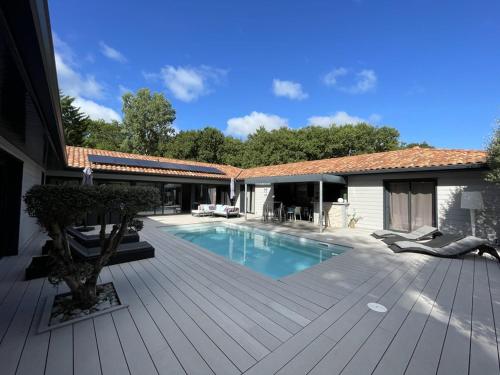 Villa moderne à Soustons avec piscine chauffée, 3 chambres et cuisine extérieure, animaux acceptés - FR-1-379-167 - Location, gîte - Soustons