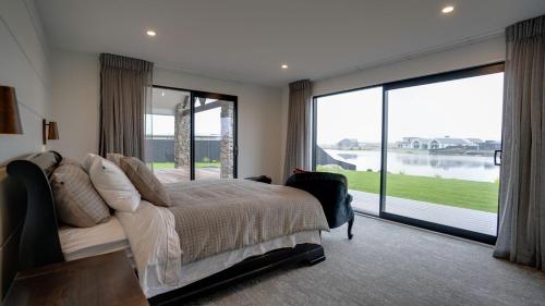 Lake Hood Escape & Private Jetty in Huntingdon