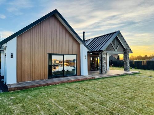 Lake Hood Escape & Private Jetty in Huntingdon