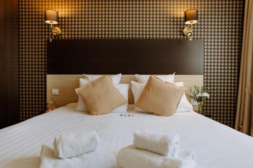 1 queen bed, 1 sofa bed