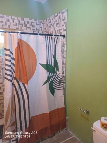 淋浴間, Cheerful Private Bedroom with AC in 卡羅泉