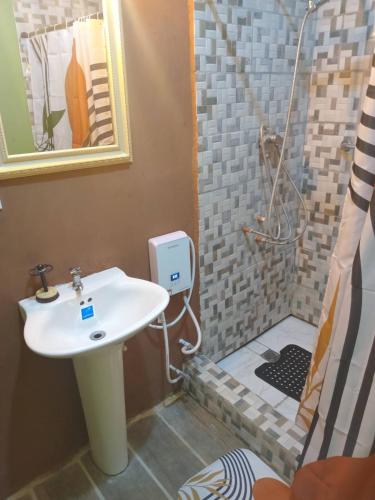 حمام, Cheerful Private Bedroom with AC in Corral Spring