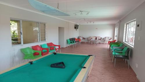 Shared lounge/TV area, Sunrise Beach Resort in Kingsburgh